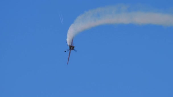 Sukhoi Su-31 fly upside down in clear blue sky — 비디오