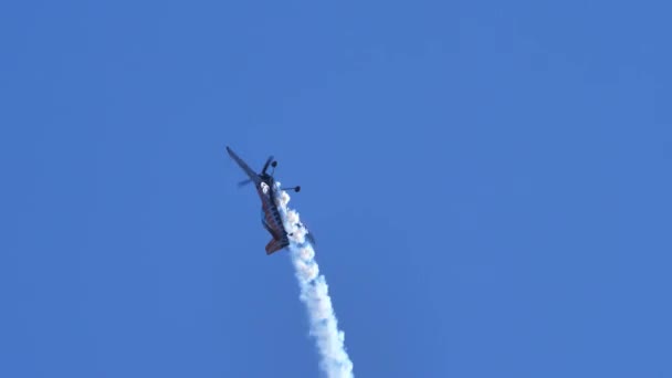 Aerobatic plane fly upside down at air show — Stok video