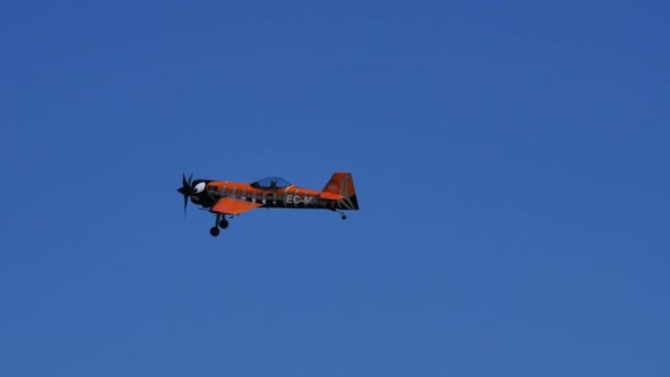 Red stunt plane pass leaving chemtrail — Vídeo de stock