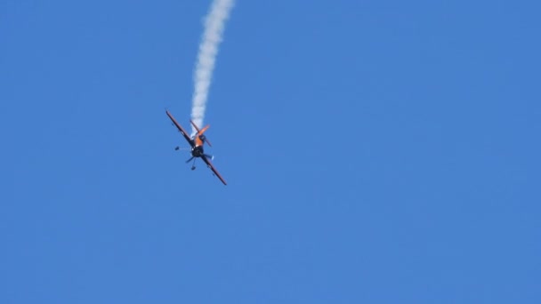 Sukhoi Su-31 model airplane fly across sky and spin — Stok video