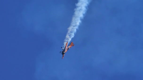 Solo aerobatic vliegtuig uit te voeren stunt in blauwe luchten — Stockvideo