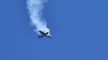 Tek başına akrobatik uçak dalışları ve döngüleri gerçekleştirir