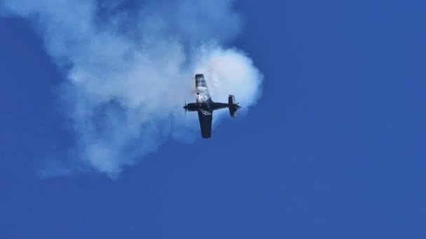 Aerobatics plane perform barrel stunt at air show — Stock Video