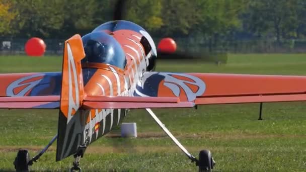 Kunstflugmodell Su-31 auf der Landebahn — Stockvideo