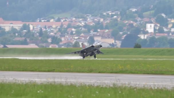瑞典战斗机降落在湿跑道上，枪口向上喷出水花 — 图库视频影像