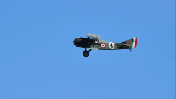 WWI vliegtuigen SAPD S.XIII vliegen in heldere blauwe lucht — Stockvideo