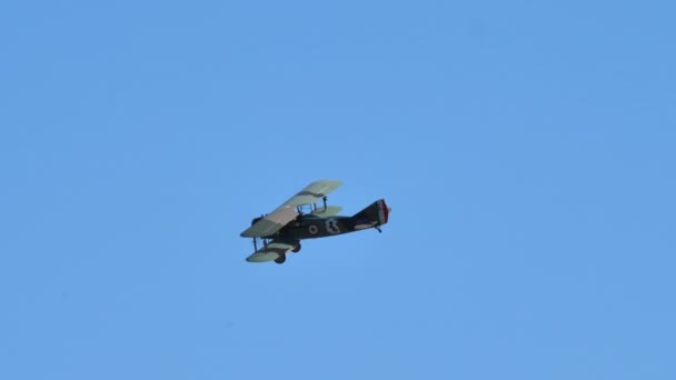 Twee SPAD S.XIII modelvliegtuigen vliegen samen op vliegshow — Stockvideo