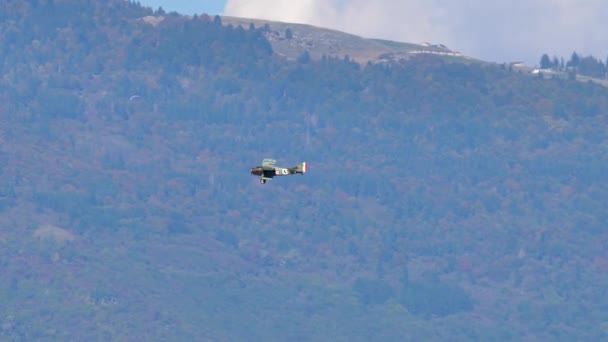 SPAD S.XIII model fighter plane fly in distance — Vídeos de Stock