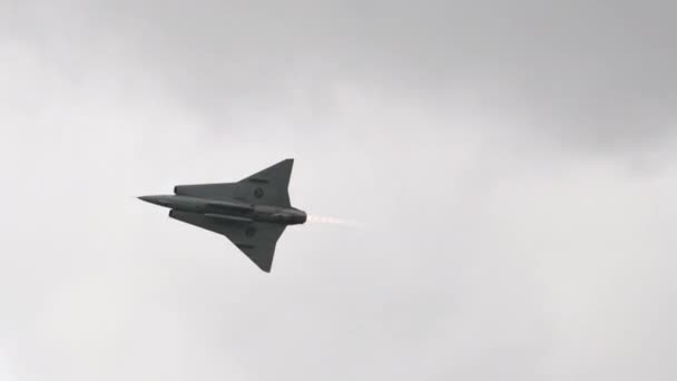 Double delta wing plan of Swedish Draken in flight with the afterburner trail — Stok video