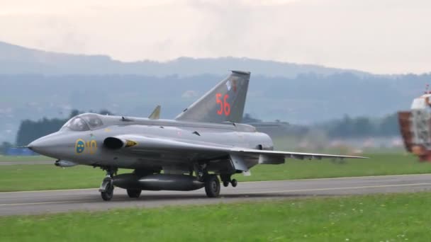 Storico aereo da combattimento jet rullaggio sulla pista dell'aeroporto militare in giornata nuvolosa — Video Stock