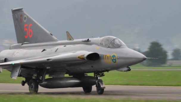 Grey vintage fighter jet airplane taxiing fast on the runway — Vídeos de Stock