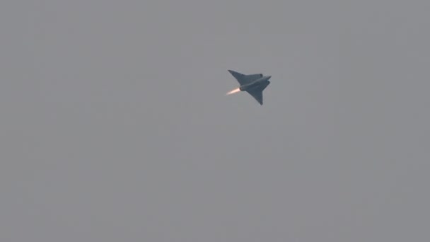 Delta wing combat aircraft in flight with long afterburner trail visible — 图库视频影像