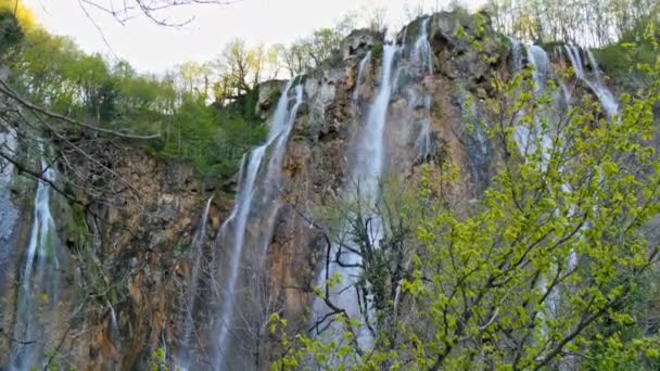 Vue panoramique de l'eau qui coule dans le lac dans le parc national des lacs de Plitvice Croatie — Video
