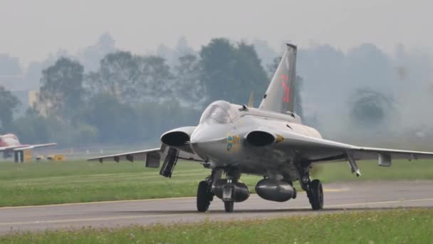 Fighter jet from neutral Sweden taxiing. Close up follow shoot of historic plane — ストック動画