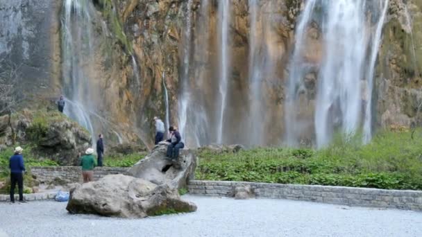 Les touristes profitent de la vue sur les cascades et le lac dans le parc national de Plitvice Croatie — Video