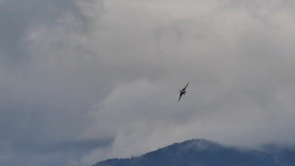 Avion de combat en vol avec un énorme feu de postcombustion du moteur — Video