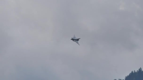 好奇的双翼双翼战斗机超音速飞行 — 图库视频影像