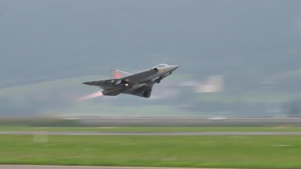 Strange innovative combat fighter jet aircraft take off with full afterburner power — Vídeos de Stock