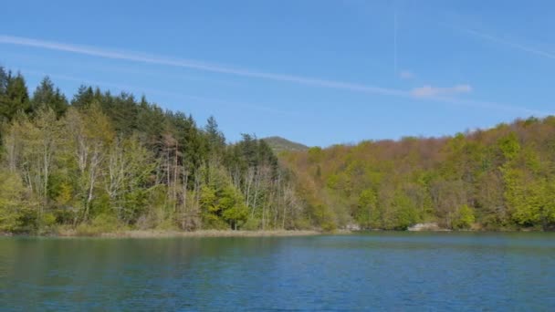 Scenic view of the azure-colored Lake Kozjak at Plitvice Lakes National Park — Stock video