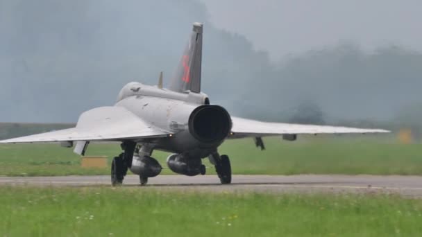 Single jet motor supersonische historische straaljager vliegtuigen taxiën van achteren — Stockvideo