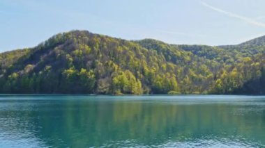 Plitvice Gölü Ulusal Parkı Hırvatistan Avrupa 'sında turkuaz suyu ile huzurlu göl