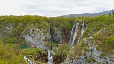 Plitvice gölünün şelaleleri Hırvatistan 'daki ulusal parkı - Plitvicka Jezera 