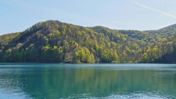 Lac paisible avec de l'eau turquoise dans le parc national du lac de Plitvice Croatie Europe — Video