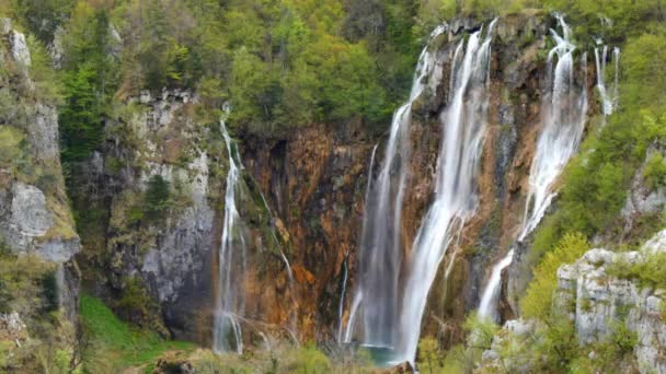 Vue imprenable sur les cascades les plus célèbres du parc national des lacs de Plitvice — Video