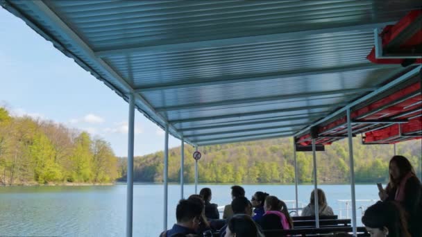 Los turistas disfrutan de ferry en el Lago Kozjak Parque Nacional de los Lagos de Plitvice Croacia — Vídeo de stock