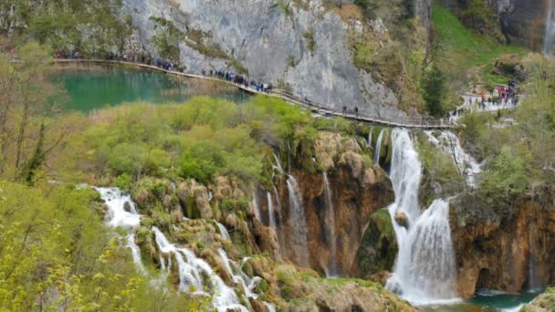 Kaskády Národního parku Plitvice stékají z dolního jezera Kozjak k menšímu jezeru — Stock video