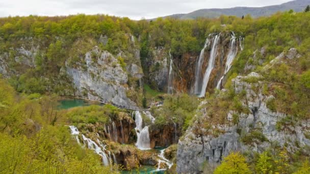 Vue des chutes d'eau des lacs inférieurs dans le parc national des lacs de Plitvice Lika-Senj Croatie — Video