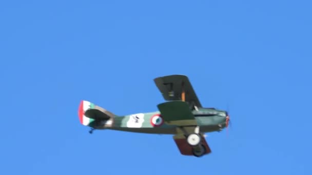 Green SPAD S.XIII model aircraft fly in clear blue sky — Stock Video
