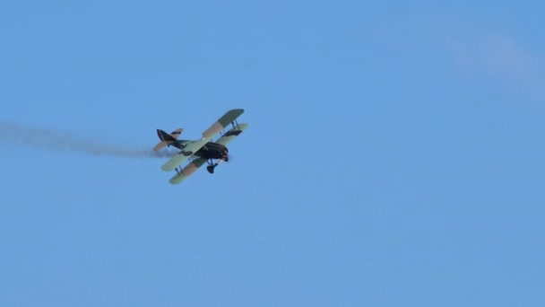 SPAD S.XIII guerre mondiale un avion manœuvre à travers le ciel bleu — Video