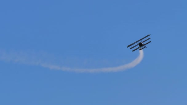 Historical WWI red tri-plane maneuver in clear blue skies — Stock Video