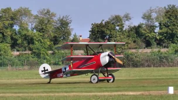Fokker, hava gösterisinde otlak alanda üç kanatlı bir araç kullanıyor. — Stok video