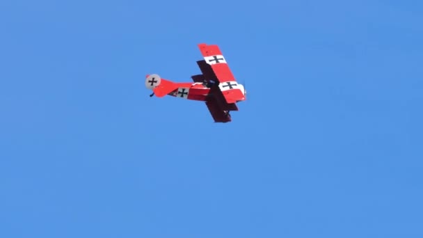 Von Richthofen 'in Fokker üçlü uçağı. Kızıl Baron, hava gösterisinde mavi gökyüzünde uçuyor. — Stok video