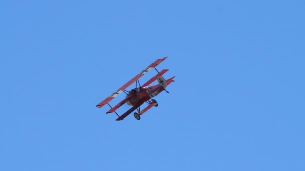 Červená první světová válka Tri-plane fly in the sky — Stock video