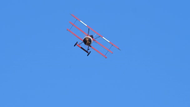 Ročník armády 1. světová válka červená Fokker letadla létat na obloze — Stock video