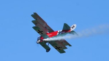 Kızıl Baron. Üç uçak gökyüzünde uçuyor. 