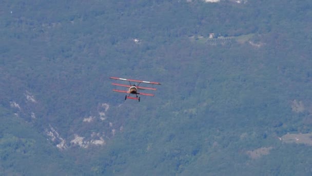 2021年10月17日 欧洲著名的Fokker三架飞机在跑道上缓慢降落 背景为高山 一战演示飞行概念 — 图库视频影像