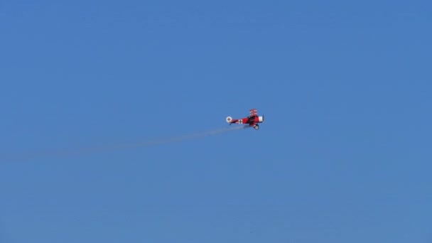 2021年10月17日在意大利机场 著名的红色福克三翼飞机驾驶员 红色男爵曼弗雷德 里希特霍芬博士在蓝色的天空中驾驶着飞机 在蓝色的天空中与烟雾隔离 — 图库视频影像