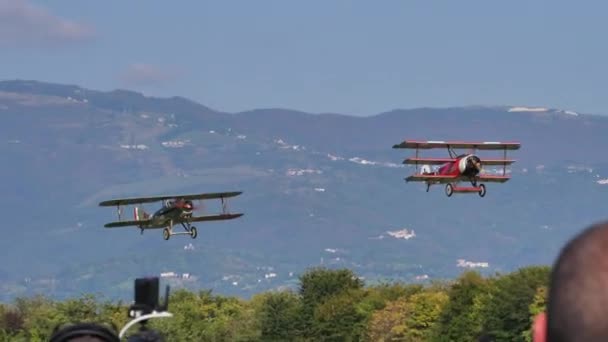 2021年10月17日 意大利锡耶纳 前跟踪视图起飞 Fokker Triplane和Spad Xiii双翼飞机与山地背景平行飞行 一战示范飞行概念 — 图库视频影像