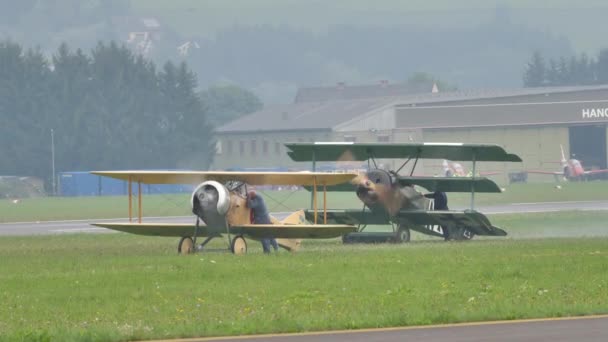 2019年9月6日第一次世界大戦の2機のヴィンテージ戦闘機1機は 草の空港から離陸する準備ができています Fvm Cvm O1タンメリサ単座スウェーデン空軍1920年型機 — ストック動画