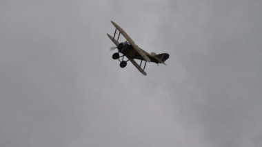 Zeltweg, Avusturya SEPTEMBER, 6, 2019 Biplane retro uçağı İsveç kronasının sembolleri ve bayrağıyla havada. FVM CVM O1 Tummelisa tek koltuk, 1920 'lerin İsveç Hava Kuvvetleri çift kanatlı uçağı.