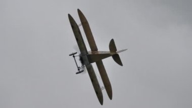 Zeltweg, Avusturya SEPTEMBER, 6, 2019 Vintage uçak orijinal Le Rhone rotary motoru ile kötü havada uçuyor. FVM O1 Tummelisa 1920 'lerin İsveç Hava Kuvvetleri çift kanatlı uçağının kopyası..