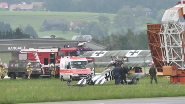 2019年9月6日 奥地利塞尔茨韦格历史上著名的飞机飞行员在一次着陆事故后被消防员救出 Fvm Cvm Tummelisa型瑞典空军训练机 — 图库视频影像