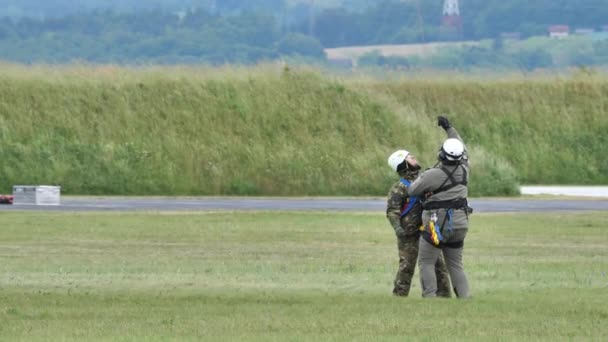 2022年5月29日 在恶劣天气下 救援人员和伤员被装上悬挂在绿色田野绞索上的直升机 斯洛文尼亚空军贝尔412型飞机 — 图库视频影像