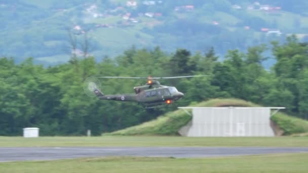 Cerklje Krki Eslovenia May 2022 Helicóptero Militar Camuflaje Verde Volando — Vídeos de Stock