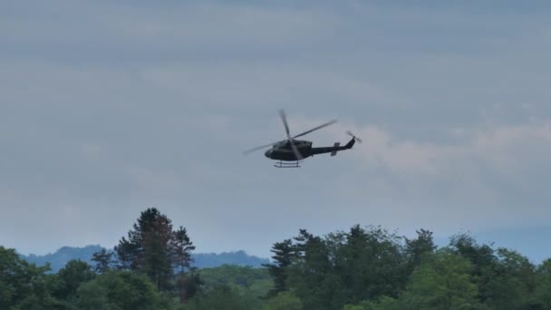 Cerklje Krki Slovenia May 2022 Military Green Helicopter Low Flying — Vídeo de stock