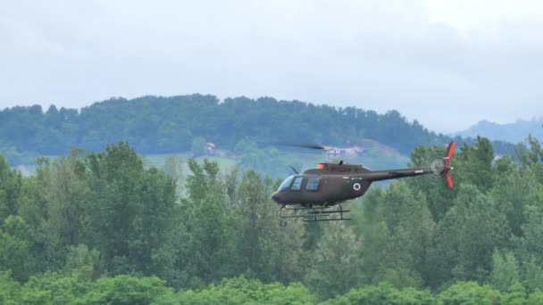 Cerklje Slovenië Mei 2022 Militaire Verkenningshelikopter Draait Zichzelf Het Zweven — Stockvideo